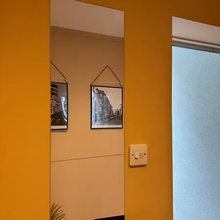 Spacious Quirky In With Free Wi-fi, Parking