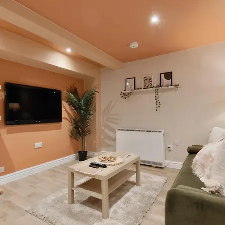 Spacious Quirky In With Free Wi-fi, Parking *