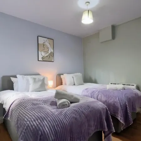 Апартаменти Spacious Quirky In With Free Wi-fi, Parking